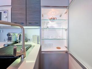 una cocina con fregadero y refrigerador en Blue Waves, en Blue Bay 17 fotos más