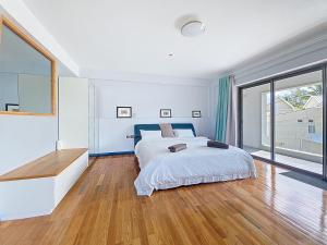 een slaapkamer met een bed en een groot raam bij Blue Waves in Blue Bay