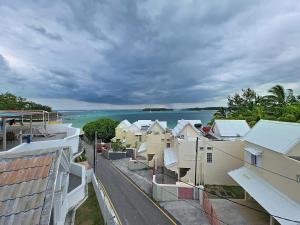 una vista aérea de las casas y del agua en Blue Waves, en Blue Bay