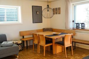 Un lugar para sentarse en Ferienwohnung Am Bach, Riefensberg, Bregenzerwald