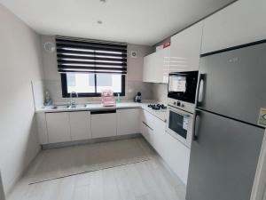 Η κουζίνα ή μικρή κουζίνα στο Jade Signature Apartment - Luxury - La Marsa
