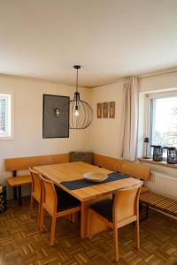 Un lugar para sentarse en Ferienwohnung Am Bach, Riefensberg, Bregenzerwald