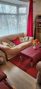 Posezení v ubytování Bob's House quiet retreat with large shared garden