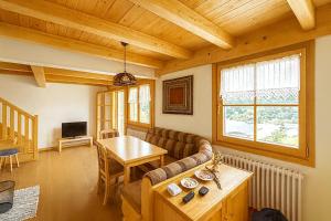 Et opholdsområde på Tarvisio Cozy Alpine Refuge with Gym