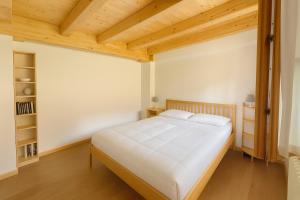 En eller flere senge i et værelse på Tarvisio Cozy Alpine Refuge with Gym