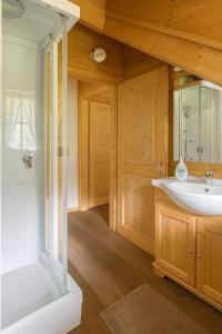 Et badeværelse på Tarvisio Cozy Alpine Refuge with Gym + 8 billeder