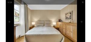 een slaapkamer met een bed en een raam bij Ferienwohnung in Bad Saarow in Bad Saarow