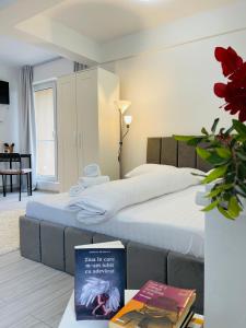 En eller flere senge i et værelse på Studio Dumy near Airport