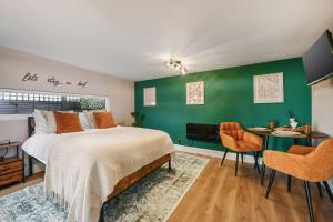 una camera da letto con un letto e una parete verde di Pilgrim a Biddenden