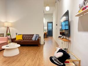 恒春古城西晒旅宿墾丁包棟的客厅里有一张沙发和一张桌子。