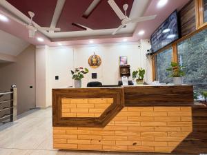 - un salon avec un comptoir en bois dans la chambre dans l'établissement Rivana Retreat, à Dehradun