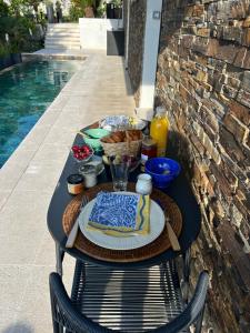 un tavolo con una torta e del cibo sopra di COTTAGE MARIN avec VUE MER a Nizza