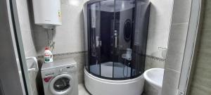 een kleine badkamer met douche en wastafel bij RegistanStay - Private House 2 Min Walk to Registan in Samarkand