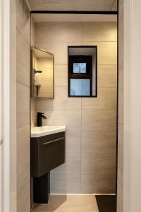 een badkamer met een wastafel en een spiegel bij Modern Tiny Home - Ideal for Work Stays & Parking in Pocklington