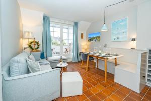 ein Wohnzimmer mit Sofa und Tisch in der Unterkunft Syltweh in Munkmarsch