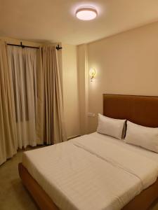 Ένα ή περισσότερα κρεβάτια σε δωμάτιο στο Stylish 2BR with pool at Shawmut Suites, Nakuru