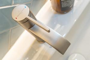ein Messer, das aus der Seite eines Waschbeckens ragt in der Unterkunft Syltweh in Munkmarsch