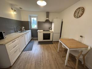 een keuken met een tafel en een koelkast bij Maison perouge in Soustons