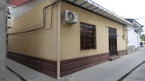 een gebouw met airconditioning aan de zijkant bij RegistanStay - Private House 2 Min Walk to Registan in Samarkand