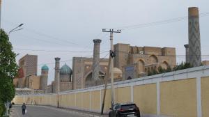 een groot gebouw met koepels aan de zijkant van een straat bij RegistanStay - Private House 2 Min Walk to Registan in Samarkand +61 foto's