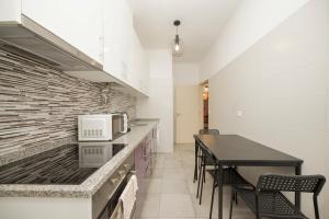 Nhà bếp/bếp nhỏ tại Queluz Design by Hosty