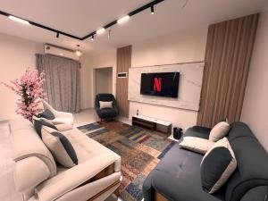 TV a/nebo společenská místnost v ubytování Modern Riverside Apartment 3BR in Aswan Downtown