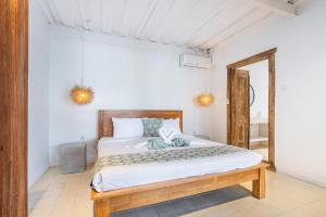 En eller flere senge i et værelse på Central Canggu Pool Villa with spectacular rice field views + 118 billeder