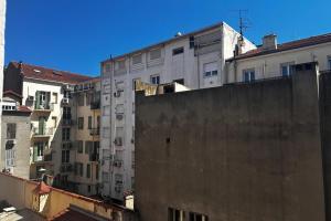 1-bedroom appartement in the center of Cannes في كان: منظر للمباني من سطح أحد المباني