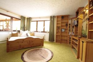 Postel nebo postele na pokoji v ubytování Familien-Appartement Schwarzwald bei Freiburg mit bis zu 4 Schlafzimmern