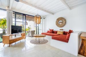 Et tv og/eller underholdning på Central Canggu Pool Villa with spectacular rice field views