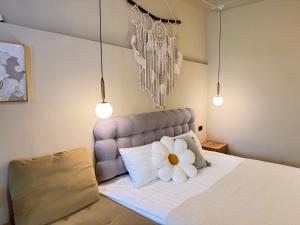 恒春古城西晒旅宿墾丁包棟的卧室里有一张床，床上有一朵花