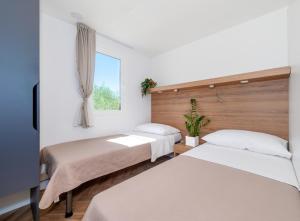 En eller flere senge i et værelse på Camping Resort Šibenik