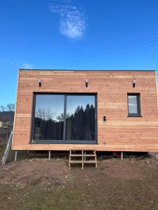 una piccola casa con una grande finestra di Sof tiny a Moyenmoutier