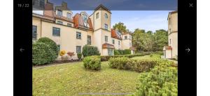 een groot gebouw met een tuin ervoor bij Ferienwohnung in Bad Saarow in Bad Saarow