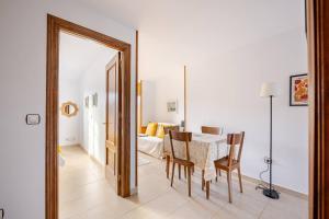 Un comedor con una mesa y sillas y un espejo. en Celada Una casina con encanto, en Celorio 21 fotos más