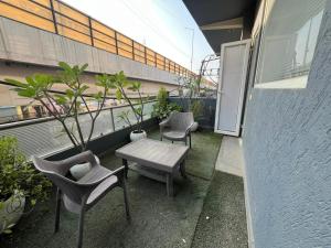 een balkon met 2 stoelen, een tafel en een bank bij Hotel LAVENIR in Rohtak