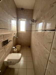 un piccolo bagno con servizi igienici e finestra di Hotel LAVENIR a Rohtak