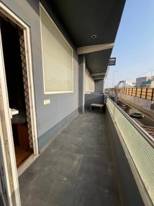 una passerella su un edificio con una panchina sopra di Hotel LAVENIR a Rohtak