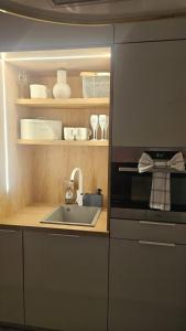 a kitchen with a sink and a microwave at Paradiso de Playa LaMata in La Mata