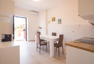 een keuken met een tafel en stoelen in een kamer bij Villa Giavitto in Fiumicino
