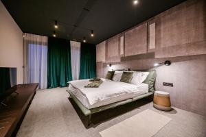 une chambre avec un grand lit et un mur végétal dans l'établissement Vista Hills Excelsior, à Mošćenice 87 autres photos
