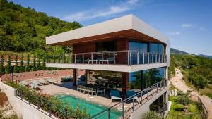une maison avec vue sur une piscine dans l'établissement Vista Hills Excelsior, à Mošćenice