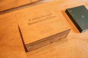 eine Holzkiste auf einem Tisch in der Unterkunft Cabana Fora in São Francisco de Paula