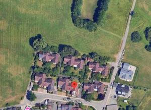 拜罗伊特Wagner`s Apartment Bayreuth FeWo的一组房屋中间的红色圆圈