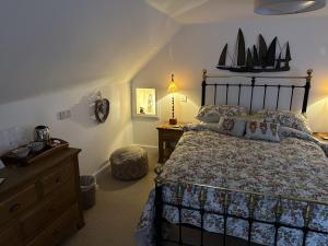 een slaapkamer met een bed met een houten hoofdeinde en een dressoir bij Sealladh Sona in Inverness