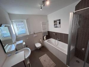 拜罗伊特Wagner`s Apartment Bayreuth FeWo的带浴缸、马桶和水槽的浴室 更多12张照片