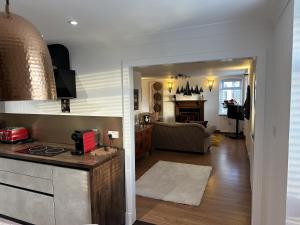 een keuken en een woonkamer met een kookplaat. bij Sealladh Sona in Inverness