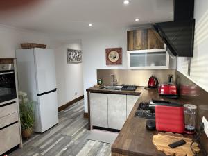 een keuken met een witte koelkast en een aanrecht bij Sealladh Sona in Inverness