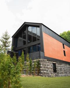 Budova, kde se vila nachází + 34 fotografií