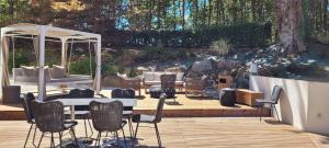 ナントにあるBest Western Plus Hotel De La Regate-Erdreのパティオ(椅子、テーブル、ガゼボ付)